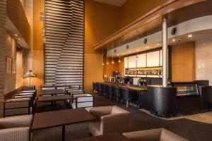 米子市にあるＡＮＡクラウンプラザホテル 米子のテーブルと椅子のあるレストラン、バー