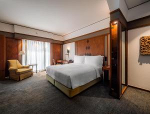 Ein Bett oder Betten in einem Zimmer der Unterkunft The Sukhothai Bangkok