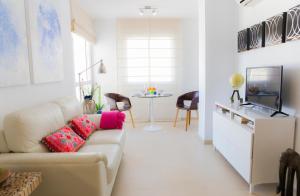 Televízia a/alebo spoločenská miestnosť v ubytovaní 4SEASONS SAN NICOLAS APARTMENT