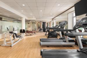 Gimnasio o instalaciones de fitness de Ramada by Wyndham Dubai Deira