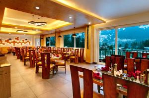 Restaurace v ubytování The Orchard Greens Resort - A Centrally Heated Property