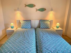 2 Betten in einem Zimmer mit Fisch an der Wand in der Unterkunft 2303-Huge 2 bedrooms apt with sea view in Manilva