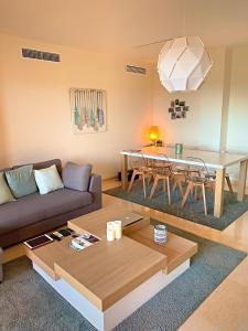 ein Wohnzimmer mit einem Sofa und einem Tisch in der Unterkunft 2303-Huge 2 bedrooms apt with sea view in Manilva