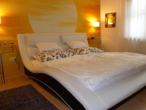 a large white bed in a room at Ferienwohnungen Klosterblick in Walkenried