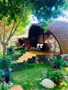 uma pequena casa com um alpendre e um pátio em Con Khuong Resort Can Tho em Can Tho