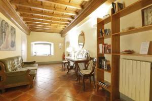 een woonkamer met een bank en een tafel met stoelen bij Hotel Bavaria in Florence
