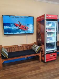 En tv och/eller ett underhållningssystem på Bondi Beach Backpackers