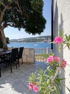 d'une terrasse avec une table et des chaises et une vue sur l'eau. dans l'établissement Apartman Radošić, à Hvar