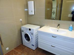 łazienka z pralką i umywalką w obiekcie 213 Prag, Studio Apartment, 27m2, 1-2 Personen w mieście Klagenfurt