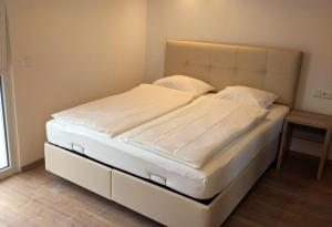a large white bed in a room with aigiligiligiligil at 213 Prag, Studio Apartment, 27m2, 1-2 Personen in Klagenfurt