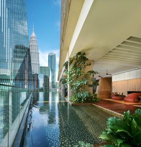 einen Blick auf die Stadt von einem Gebäude mit Pool in der Unterkunft The RuMa Hotel and Residences in Kuala Lumpur