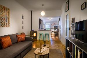 a living room with a couch and a table at Almoura Giraldo Centro Histórico in Évora