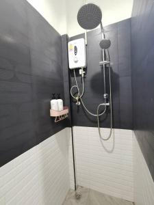 Ban Nong SrahにあるNararin Garden Houseの浴室のシャワーヘッド付きシャワー