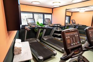 een fitnessruimte met loopbanden en crosstrainers bij The ReMIX Hotel in Parijs