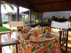 a table with a plate of fruit and juice on it at Casa do Tamanqueiro in Ponte de Lima