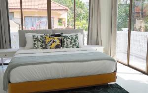 Кровать или кровати в номере Rayong Beach House