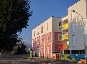 budynek z kolorową fasadą obok ulicy w obiekcie 214 Salzburg, Studio Apartment, 30m2, 2-4 Personen w mieście Klagenfurt
