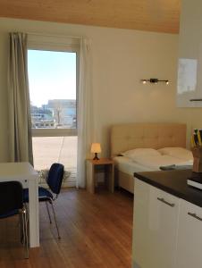 sypialnia z łóżkiem i dużym oknem w obiekcie 214 Salzburg, Studio Apartment, 30m2, 2-4 Personen w mieście Klagenfurt