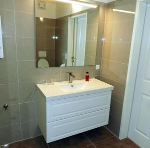 łazienka z białą umywalką i lustrem w obiekcie 214 Salzburg, Studio Apartment, 30m2, 2-4 Personen w mieście Klagenfurt