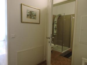 łazienka z toaletą i obrazem na ścianie w obiekcie 214 Salzburg, Studio Apartment, 30m2, 2-4 Personen w mieście Klagenfurt +16 zdjęć