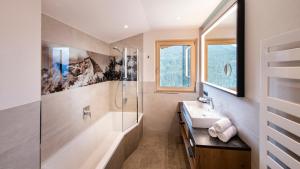 图克斯Chalet´s Alpenjuwel的带水槽和淋浴的浴室