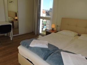 pokój hotelowy z dwoma łóżkami i oknem w obiekcie 214 Salzburg, Studio Apartment, 30m2, 2-4 Personen w mieście Klagenfurt