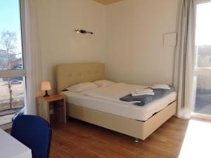 sypialnia z łóżkiem i oknem w obiekcie 214 Salzburg, Studio Apartment, 30m2, 2-4 Personen w mieście Klagenfurt
