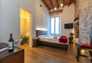 a large room with a bed and a wine bottle at Affittacamere Superior del Golfo e delle 5 Terre in La Spezia