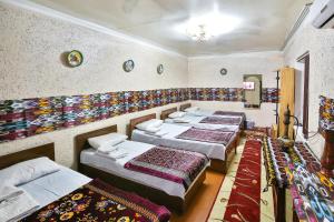Una cama o camas en una habitación de Bukhara Star Guest House
