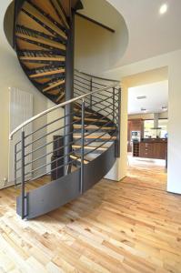 una escalera de caracol en una casa con suelo de madera en 93a Grey Street Apartments, en Newcastle