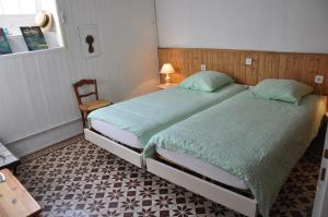 Giường trong phòng chung tại Maison de famille aux Sables d'Olonne