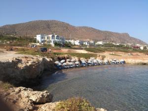 una spiaggia con un mucchio d'acqua e una casa di Romantica Beach a Hersonissos