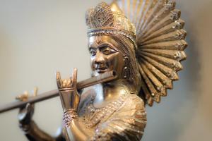 złoty posąg osoby grającej na flecie w obiekcie Roseleigh w mieście Buxton