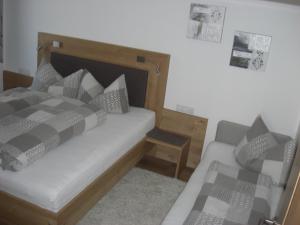 Łóżko lub łóżka w pokoju w obiekcie die Gartenwohnung - Tanja Tipotsch