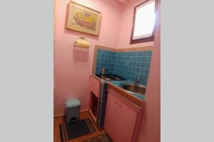 uma pequena casa de banho com um lavatório e uma janela em La Torretta, una casa inaspettata em Mesola