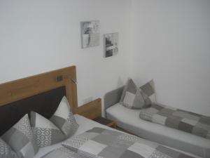 Łóżko lub łóżka w pokoju w obiekcie die Gartenwohnung - Tanja Tipotsch
