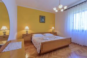Postel nebo postele na pokoji v ubytování Apartment Dubravka 1999