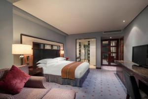 Postel nebo postele na pokoji v ubytování Crowne Plaza Wuxi City Center
