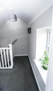 ein leeres Zimmer mit einer Treppe und einem Fenster in der Unterkunft 4a Smart Apartments in Newark upon Trent