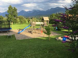 un parco giochi con scivolo in un cortile di Rutarhof a Rosegg