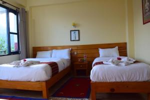 Una cama o camas en una habitación de Siddhartha Garden Ayurveda