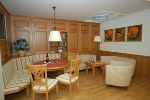 Posezení v ubytování Gasthof Hotel Hauslwirt