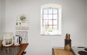 une cuisine avec un comptoir et une fenêtre dans l'établissement Stalden, à Mariager