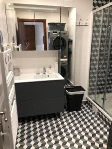 a bathroom with a sink and a shower at F4 120 m2 10 minutes à pieds du vieux nice in Nice