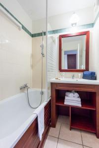 Ein Badezimmer in der Unterkunft Résidence Pierre & Vacances Le Domaine de Gascogne