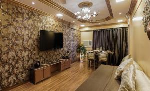 TV a/nebo společenská místnost v ubytování OSI Apartments Andheri West