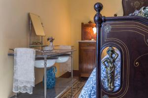 La salle de bains est pourvue d'un lit et d'un lavabo. dans l'établissement Residence Villa Valsi, à Santo Stefano di Sessanio