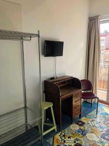 a room with a desk and a chair and a computer at Pigal in Tarragona