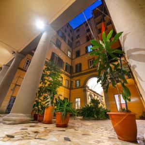 Un bâtiment avec un tas de plantes en pot. dans l'établissement Affittacamere Superior del Golfo e delle 5 Terre, à La Spezia