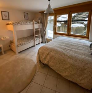 a bedroom with a bed and a window at Studio Brunnmatt in Zermatt